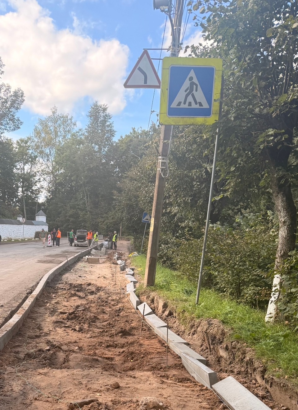 В Пушкинских Горах стартовала укладка асфальта на съезде к АЗС