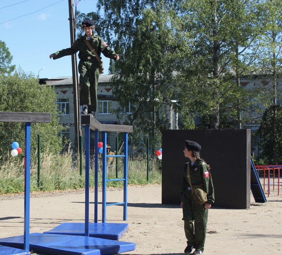 В Порхове открыли военно-спортивную полосу препятствий В Порхове открыли военно-спортивную полосу препятствий