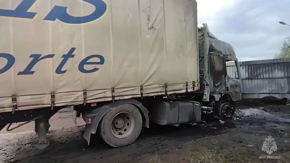 Кабина грузовика полностью выгорела в Псковском районе