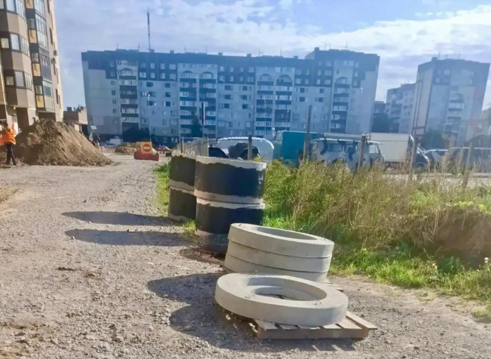 В Псковском районе строят улицу Завеличенскую и дорогу в Хотицах