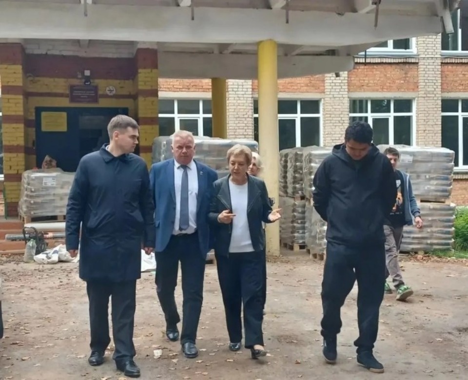 В Бежаницах и Локне проверили ход работ на объектах образования и спорта