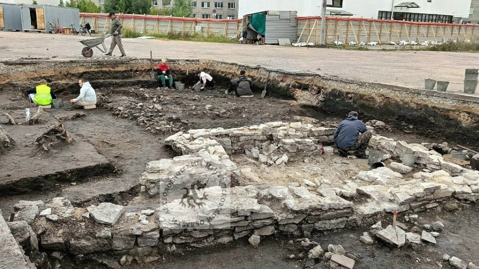 На Старом рынке в Пскове нашли следы пожара конца XVII века На Старом рынке в Пскове нашли следы пожара конца XVII века