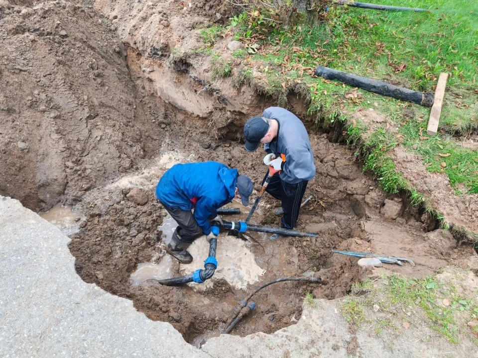 В Новоржеве ремонтируют водопровод на улицах Льва Толстого и Медицинской