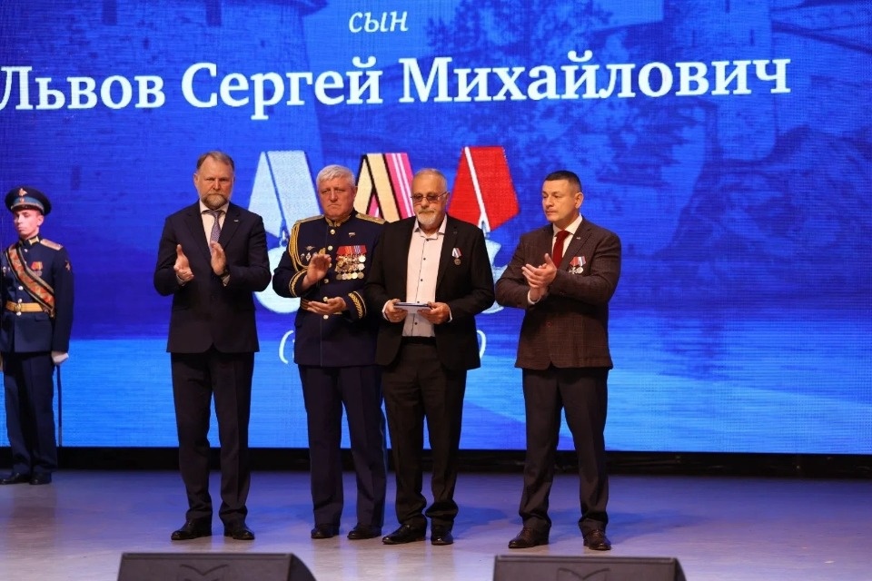 В Пскове впервые вручили медали «Отец солдата» В Пскове впервые вручили медали «Отец солдата»