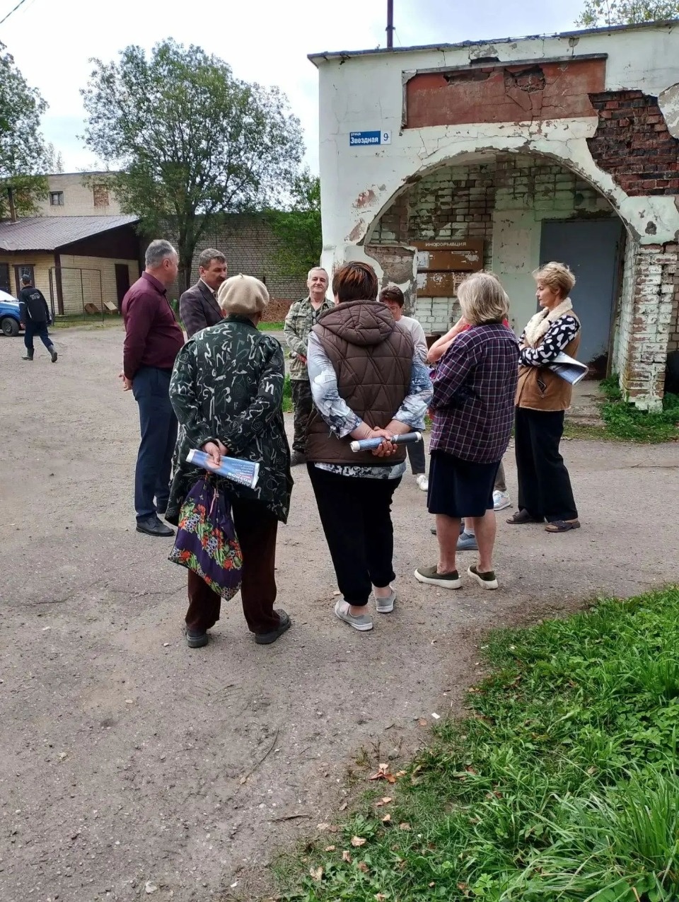 Жители Куньинского округа рассказали депутату о своих проблемах