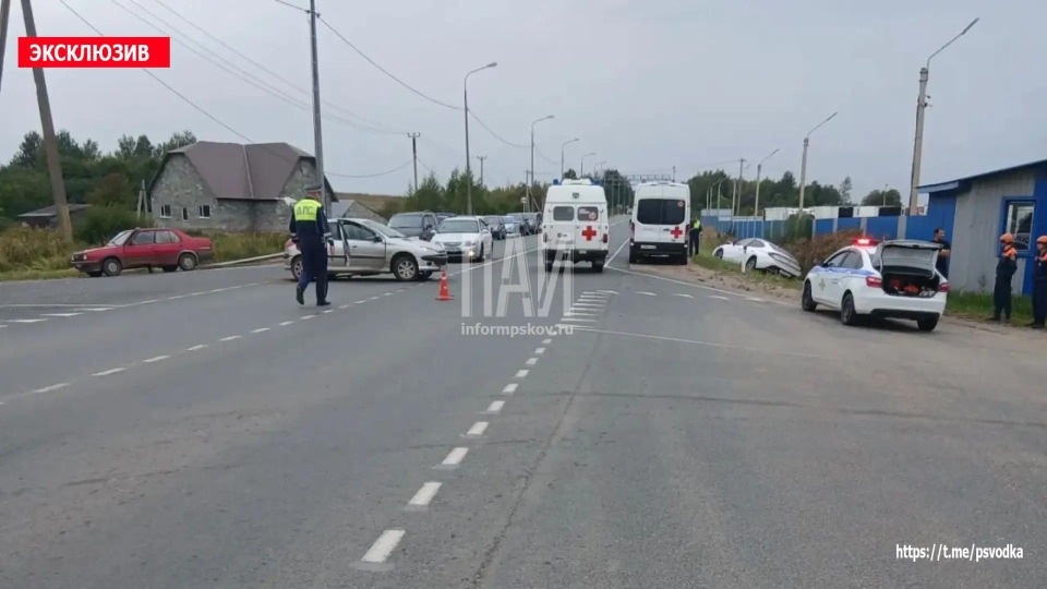 Женщину госпитализировали с травмами после ДТП в Великолукском районе Женщину госпитализировали с травмами после ДТП в Великолукском районе