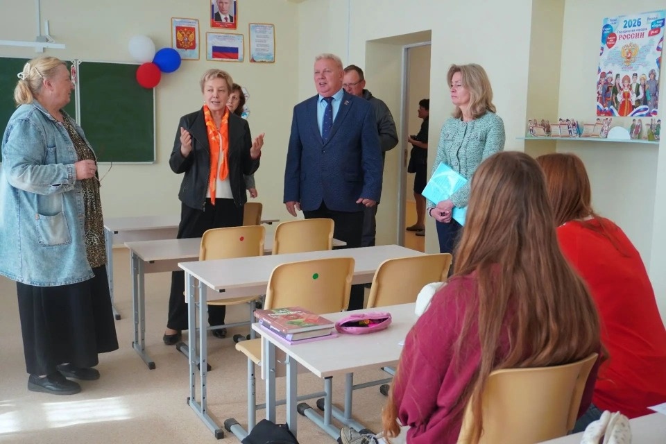 В Опочецком округе оценили отремонтированную школу-интернат и памятник 