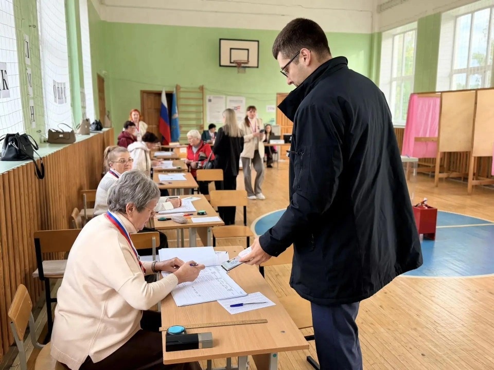 Глава администрации Великих Лук проголосовал перед началом рабочего дня Глава администрации Великих Лук проголосовал перед началом рабочего дня