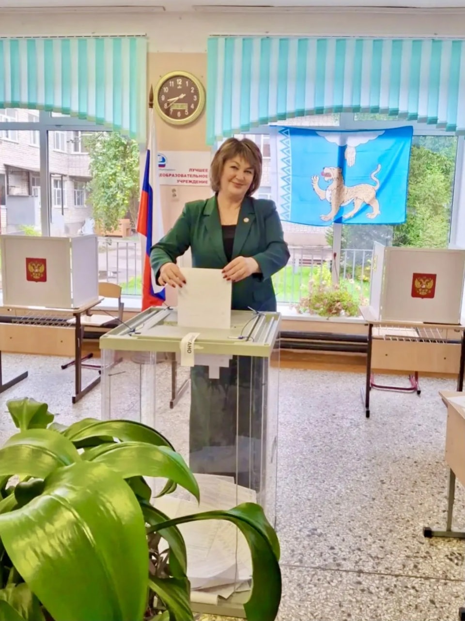 Глава Псковского района проголосовала на участке в Писковичах Глава Псковского района проголосовала на участке в Писковичах