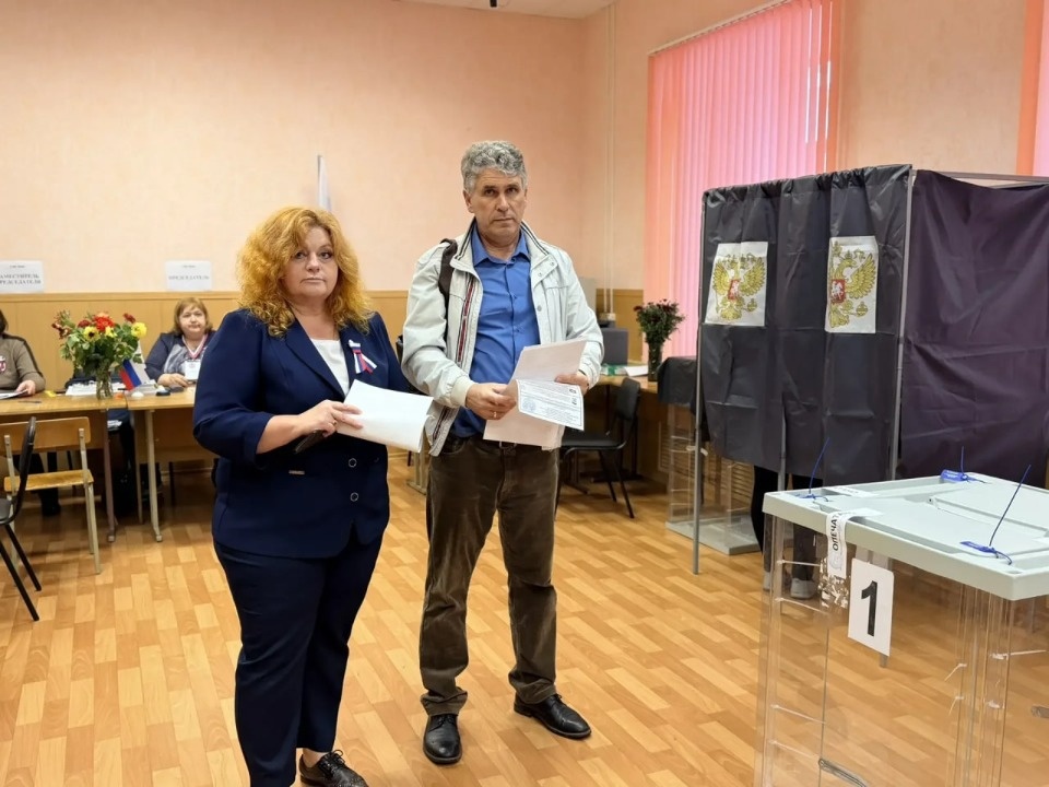 Депутат Ярышкина проголосовала с супругом в Великих Луках Депутат Ярышкина проголосовала с супругом в Великих Луках