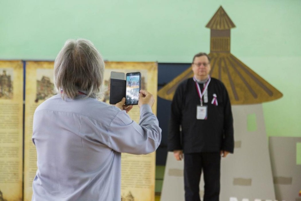 В Пскове открылся избирательный участок в стиле Псковского веча