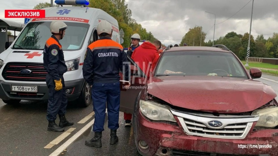 Девушка пострадала при столкновении двух машин в Псковском районе Девушка пострадала при столкновении двух машин в Псковском районе
