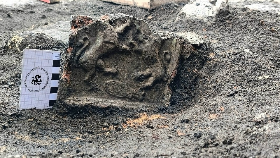 На раскопе в Пскове нашли изразец с геральдическими львами