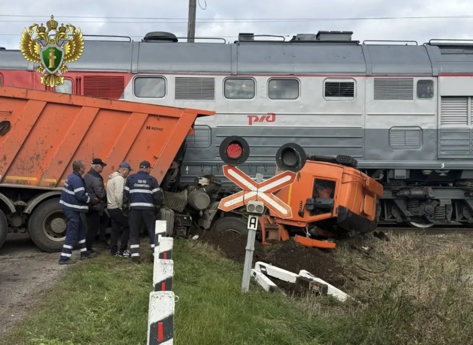 Прокуратура проводит проверку по факту ДТП с поездом и грузовиком под Великими Луками Прокуратура проводит проверку по факту ДТП с поездом и грузовиком под Великими Луками