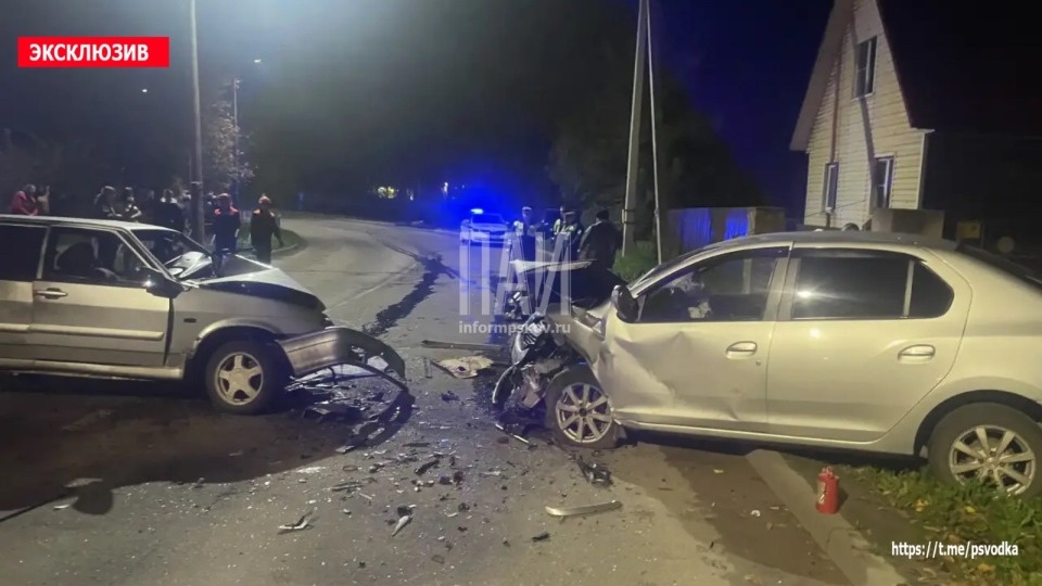 В Великих Луках при лобовом ДТП пострадали четыре человека В Великих Луках при лобовом ДТП пострадали четыре человека