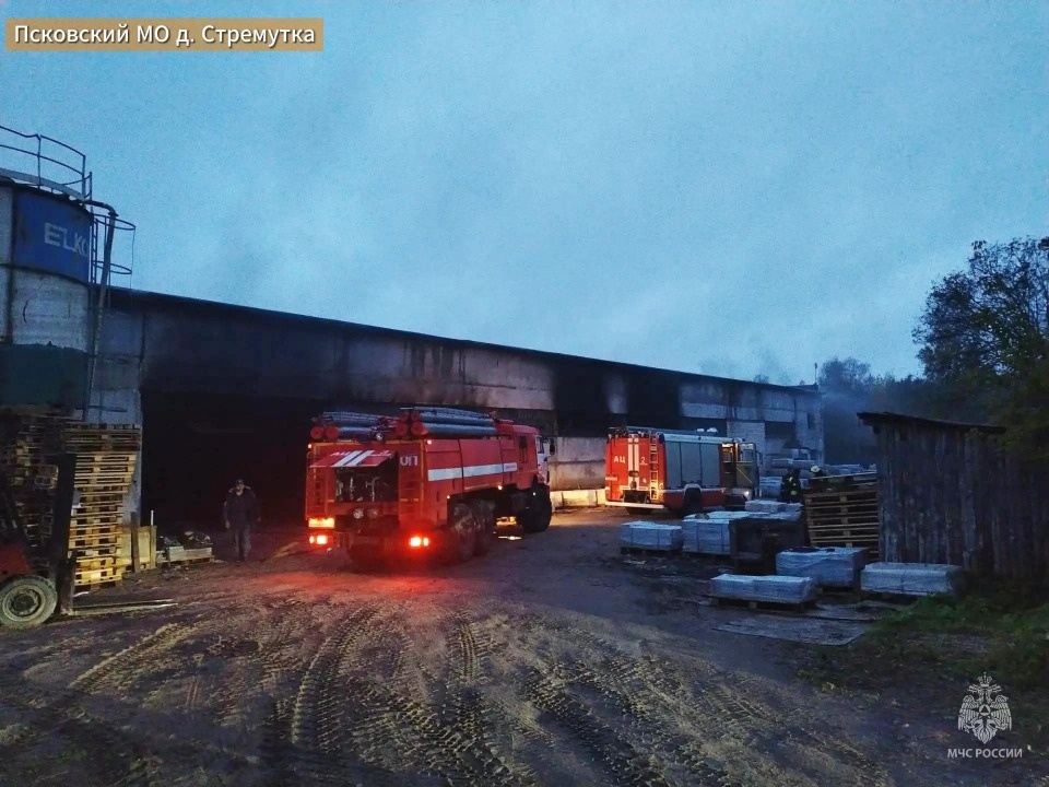 В Стремутке спасли производственное здание и газовые баллоны при пожаре В Стремутке спасли производственное здание и газовые баллоны при пожаре