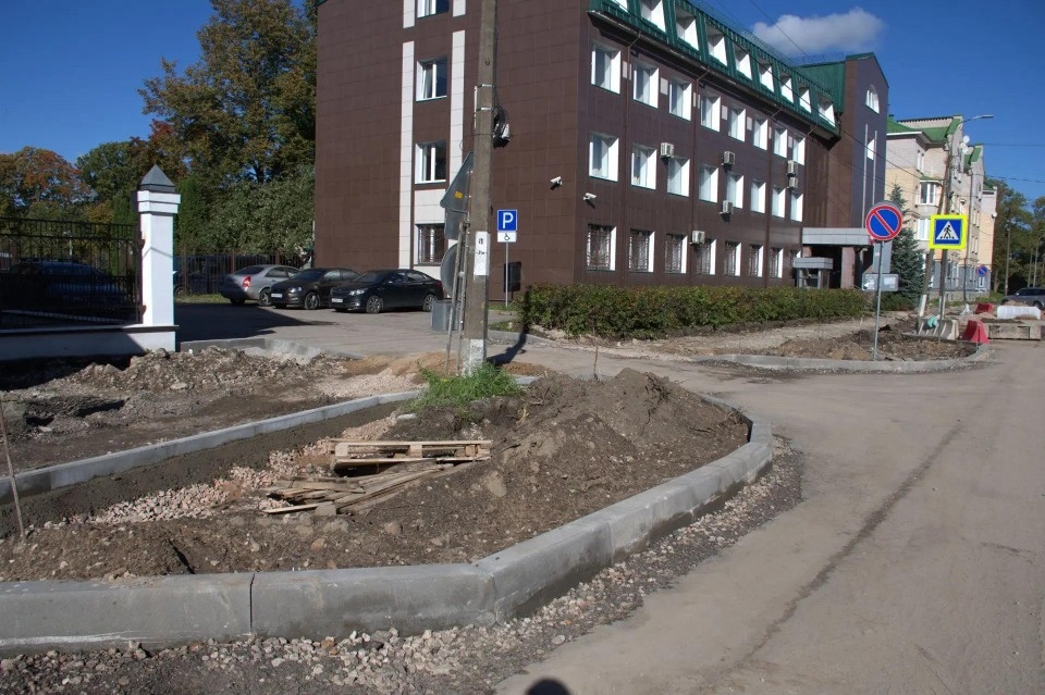 В Пскове приводят в порядок тротуары на улице Некрасова