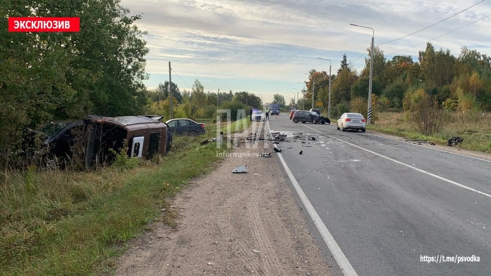 Двух женщин и мужчину госпитализировали в результате тройного ДТП в Псковском районе