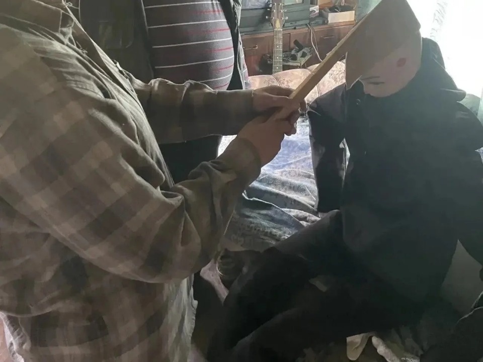Псковичка напала на сожителя с топором из-за ревности