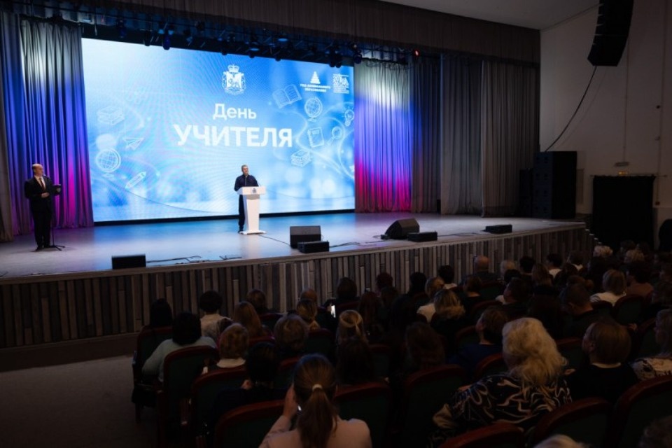Десять педагогов Псковской области получили почетные знаки