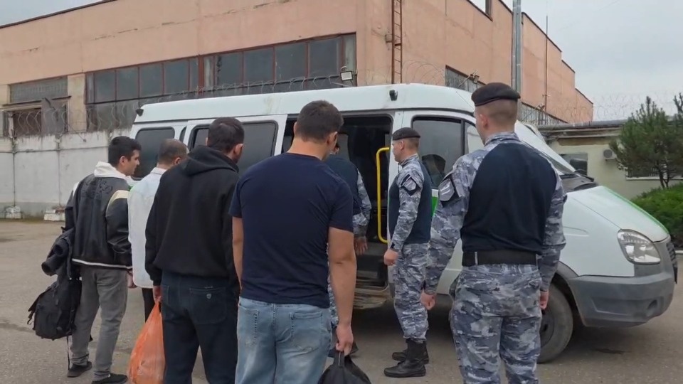 Четверых нелегальных работников выдворили из Псковской области Четверых нелегальных работников выдворили из Псковской области