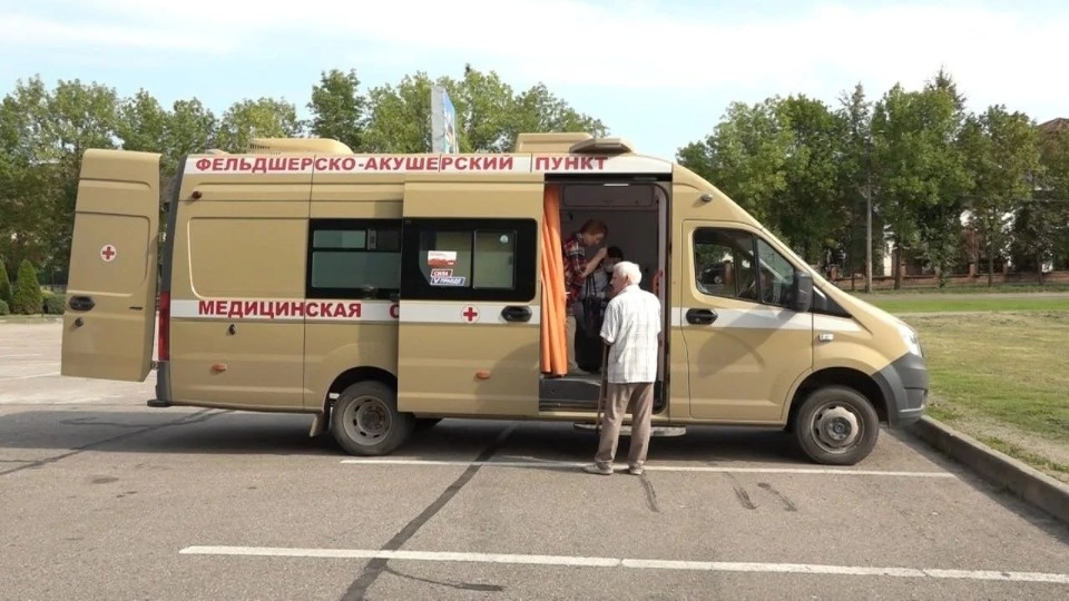 На парковке у торгового центра в Великих Луках делают прививки от гриппа