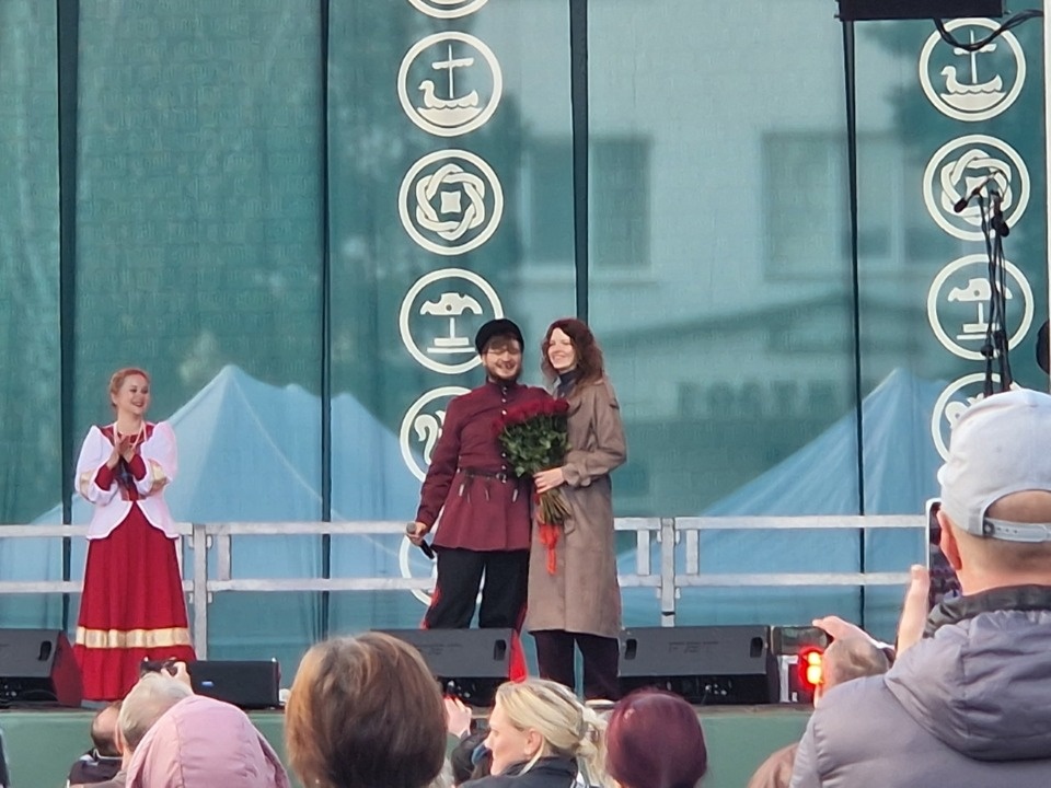 Мужчина сделал девушке предложение на фестивале «Архондарик» в Печорах