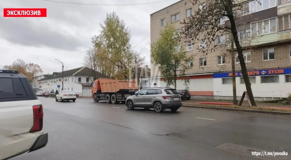 81-летний мужчина попал под КамАЗ в Великих Луках 81-летний мужчина попал под КамАЗ в Великих Луках