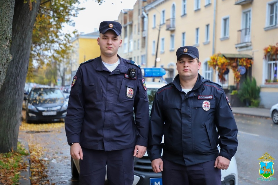 Псковские полицейские помогли довезти мужчину с инсультом до больницы Псковские полицейские помогли довезти мужчину с инсультом до больницы