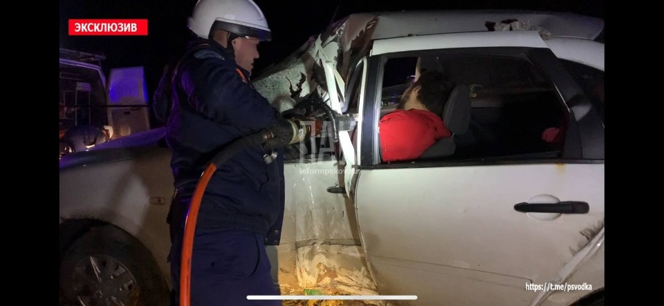 Водителя зажало в машине после наезда на мачту освещения под Псковом Водителя зажало в машине после наезда на мачту освещения под Псковом