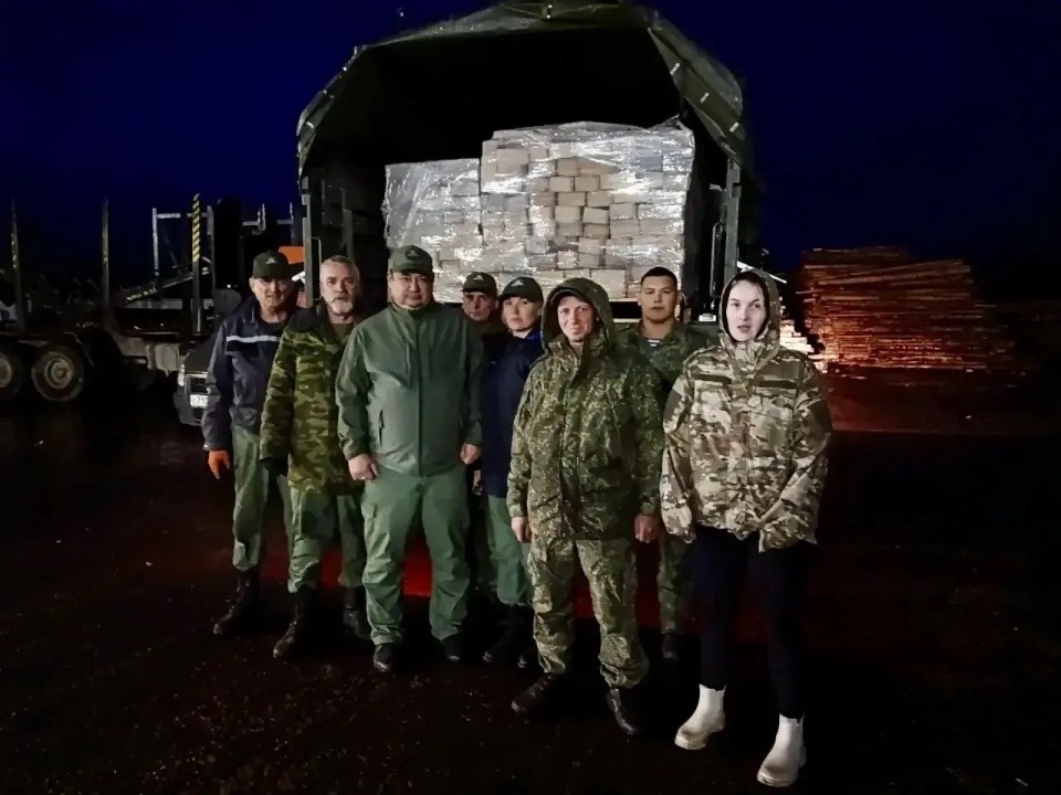 Псковские дружинники собрали для бойцов СВО девять поддонов брикетов Псковские дружинники собрали для бойцов СВО девять поддонов брикетов