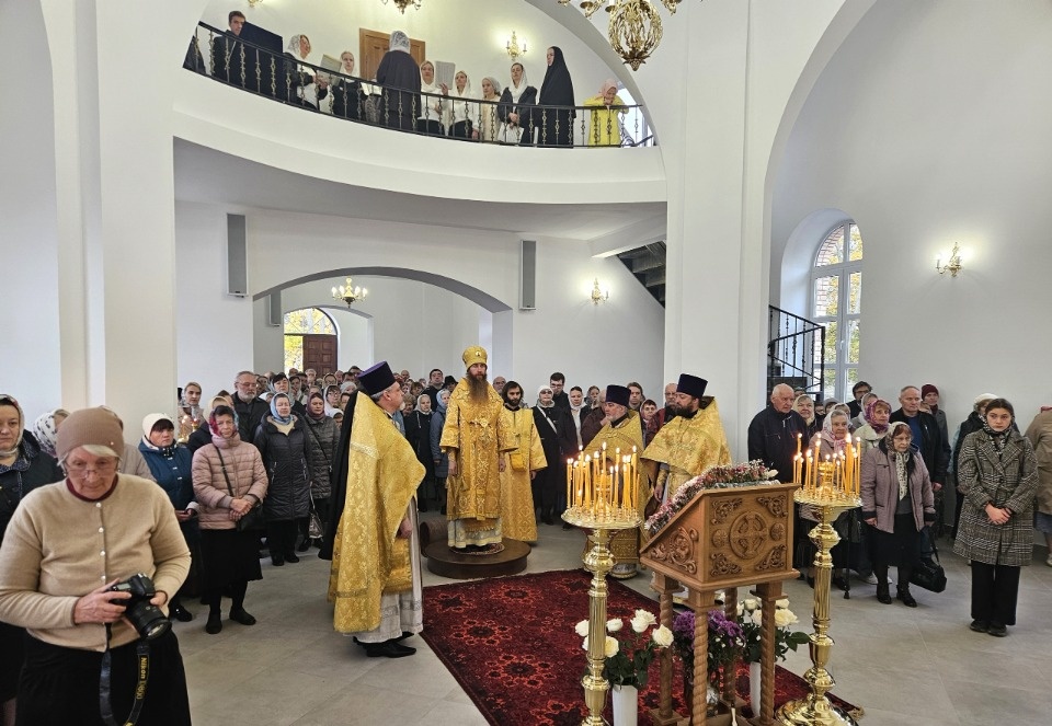 В строящемся храме в Великих Луках прошла первая Литургия