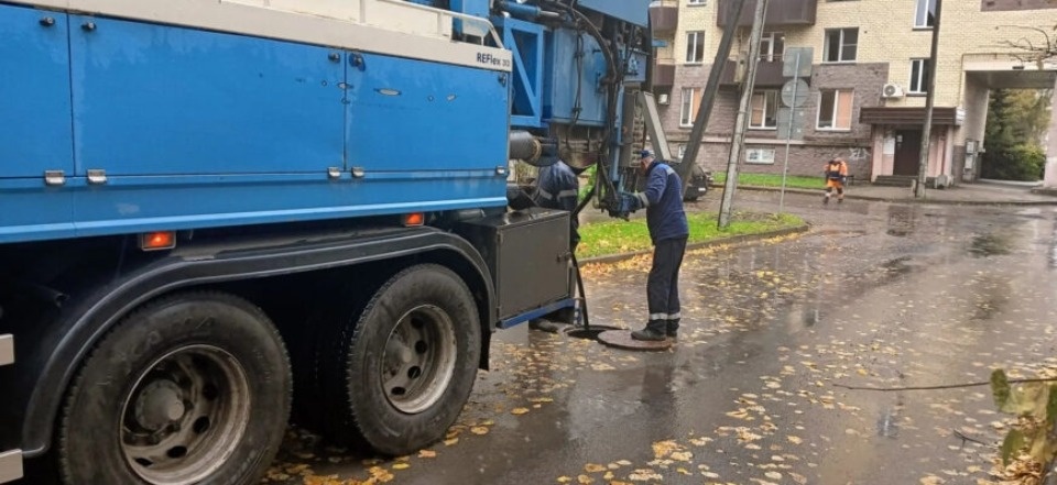 «Горводоканал» вторую неделю прочищает коллектор на 23-го Июля в Пскове «Горводоканал» вторую неделю прочищает коллектор на 23-го Июля в Пскове