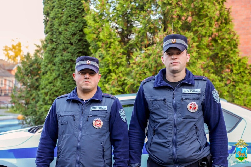 Псковские инспекторы ДПС помогли беременной женщине успеть в роддом