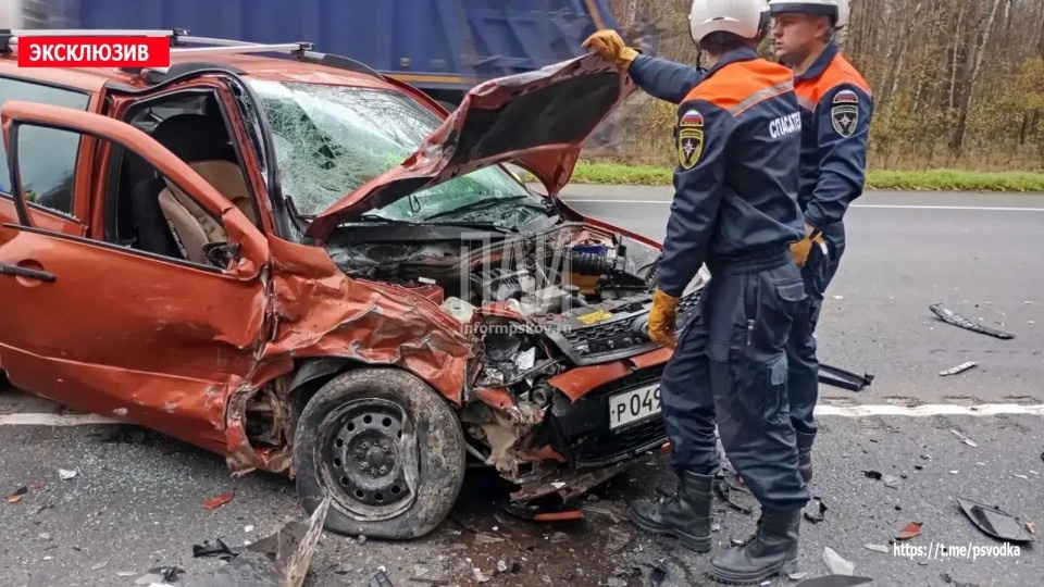 Два человека пострадали в лобовом столкновении в Псковском районе Два человека пострадали в лобовом столкновении в Псковском районе