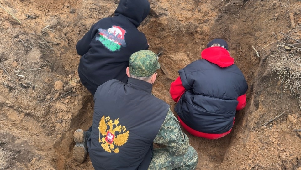 Под Невелем поисковики подняли останки красноармейцев