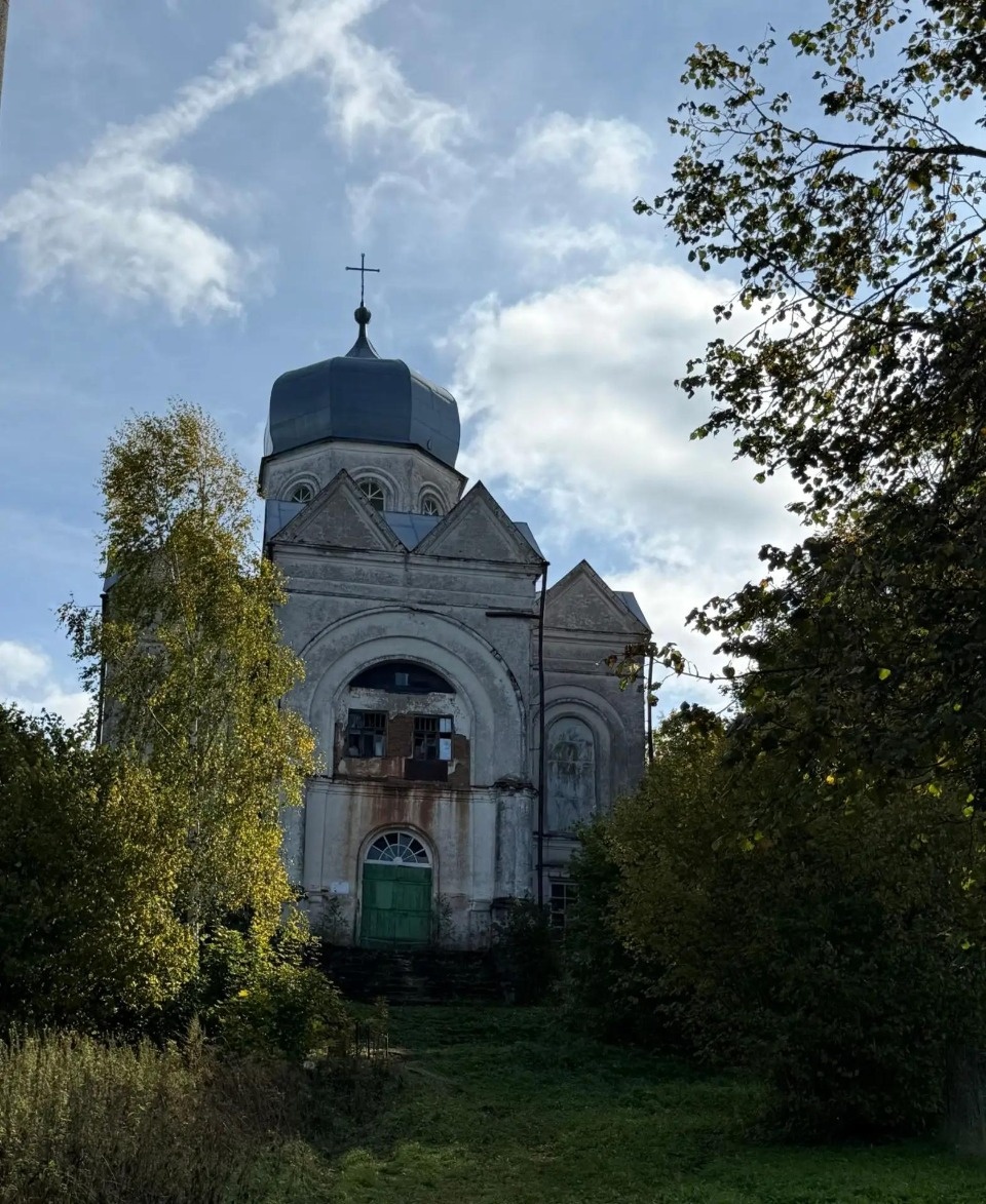 В старинном храме под Новосокольниками проходит первая за десятилетия служба 