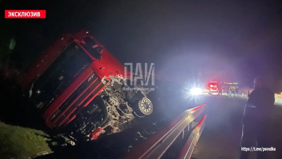 Водителя Kia Rio госпитализировали после лобового ДТП с грузовиком под Великими Луками