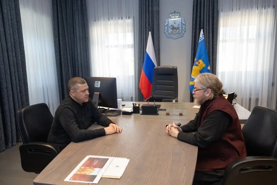 Михаил Ведерников обсудил с митрополитом Тихоном преображение Печор и итоги «Архондарика»