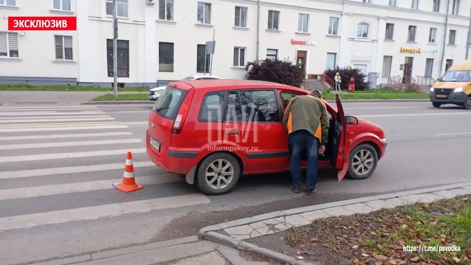В Пскове иномарка сбила девушку на нерегулируемом переходе