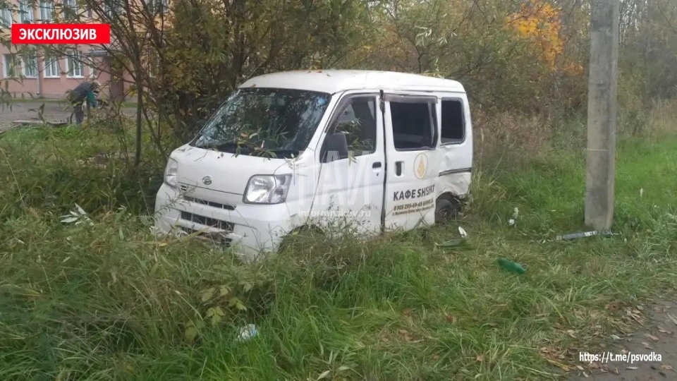В Великих Луках пассажир пострадал при наезде иномарки на препятствие В Великих Луках пассажир пострадал при наезде иномарки на препятствие