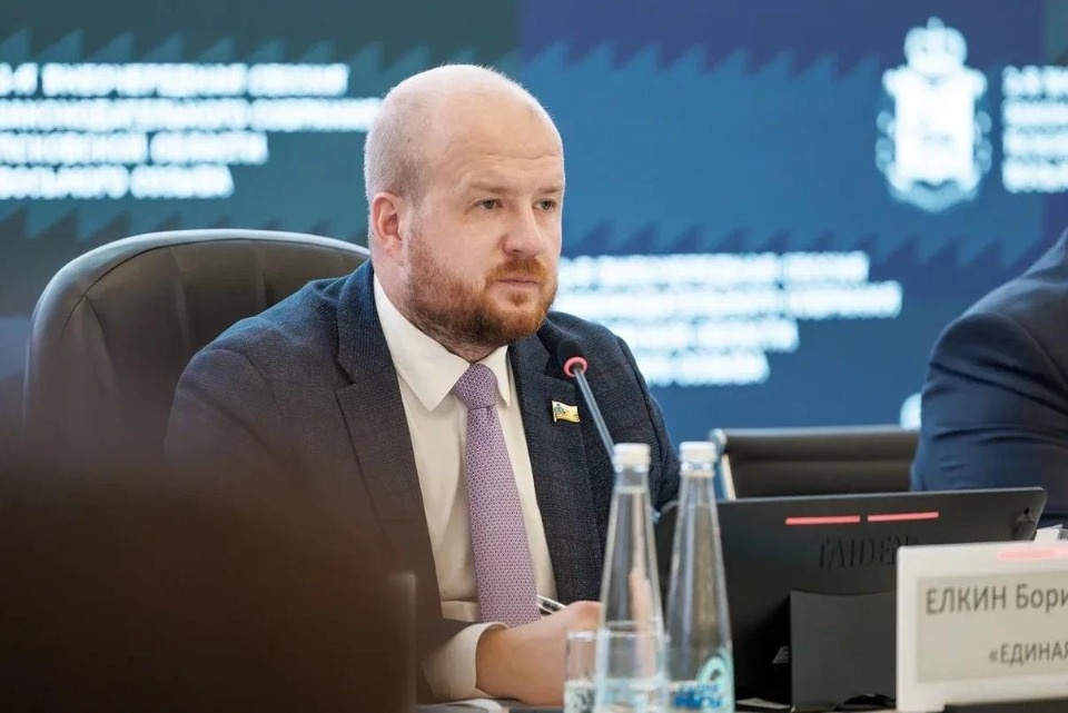 Борис Елкин вручил депутатские удостоверения и рассказал о решениях внеочередной сессии