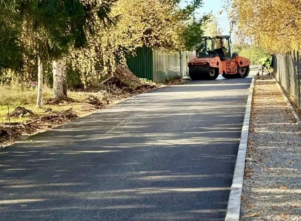 В Псковском округе уложили асфальт у Остенской школы и детсада «Золотой петушок»