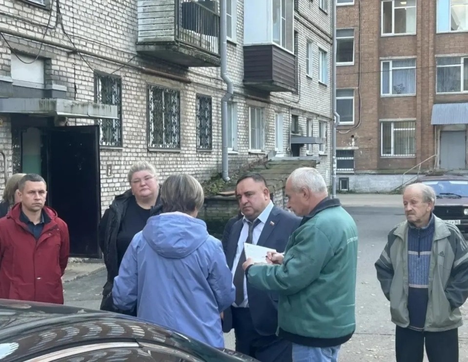 Севастьянов оценил капремонт на улице Гагарина в Пскове и обсудил с жильцами создание ТОС