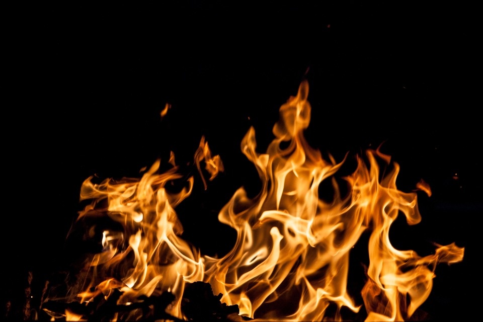 Под Себежем при пожаре в доме пострадали два человека