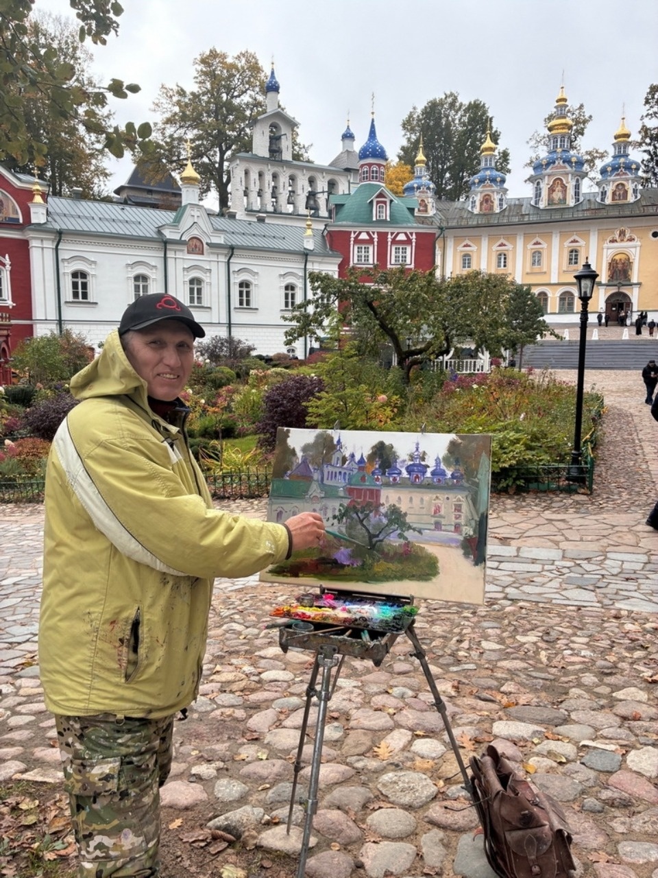 Свыше 120 полотен написали художники из восьми городов в Псково-Печерском монастыре