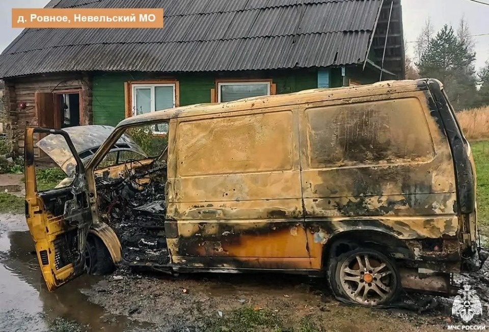 В Невельском округе из-за замыкания сгорел Volkswagen Transporter В Невельском округе из-за замыкания сгорел Volkswagen Transporter