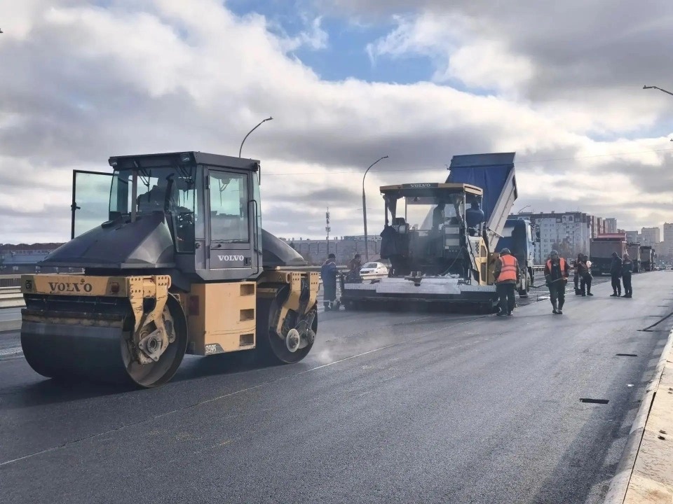 На мосту Александра Невского в Пскове завершают укладку асфальта На мосту Александра Невского в Пскове завершают укладку асфальта