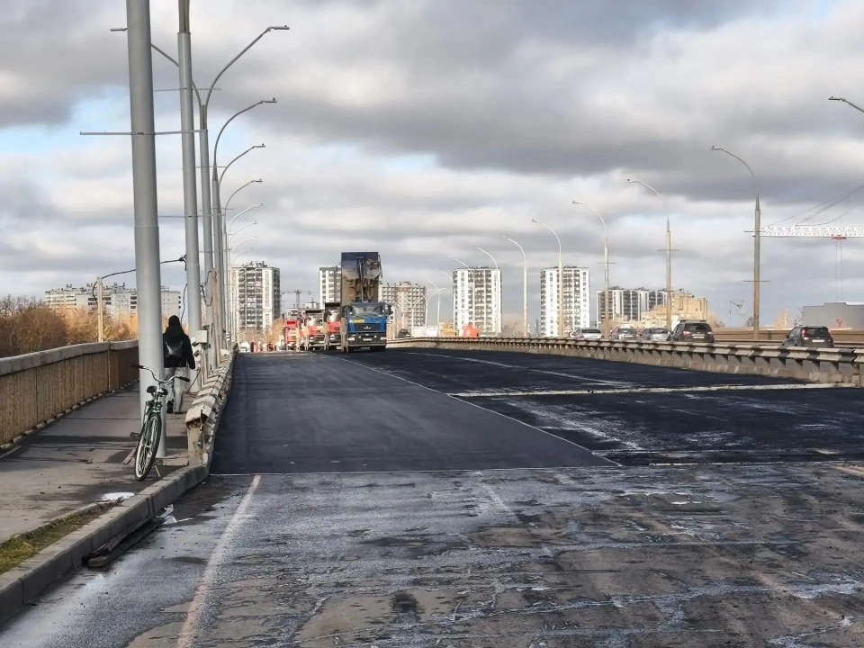 На мосту Александра Невского в Пскове завершают укладку асфальта На мосту Александра Невского в Пскове завершают укладку асфальта