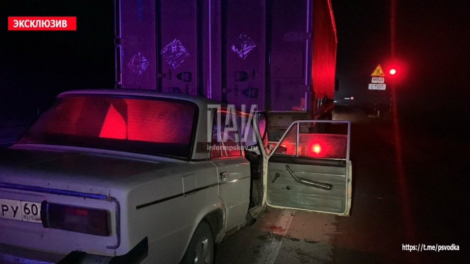 Двое пострадали при столкновении ВАЗ и грузовика на Северном обходе Пскова Двое пострадали при столкновении ВАЗ и грузовика на Северном обходе Пскова